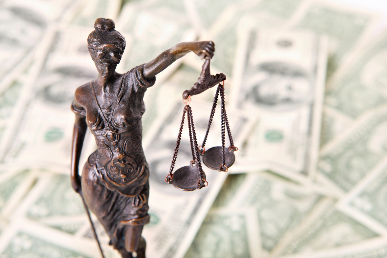 Bírósági eljárások és bűnpártolás - illusztráció